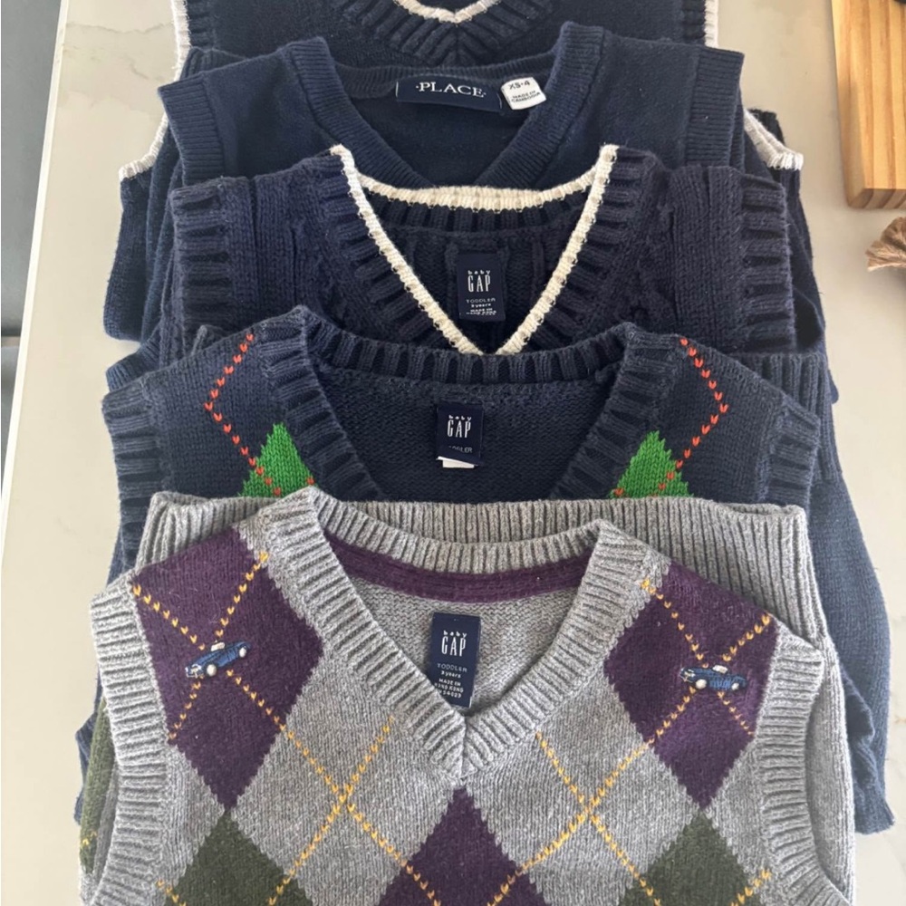 GAP Men's V-Neck Argyle Sweater - Gray and Purple